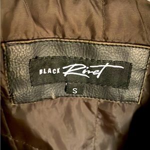 Men leather jacket size S and 5 pockets. It real smell leather it wear heavy.